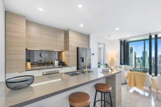 Ocean Views High Floor 3BR Meriton POOL, GYM, FREE PARKING - 4