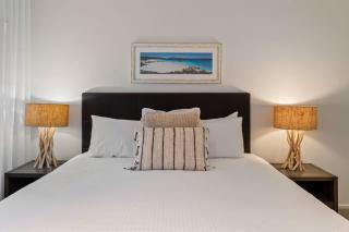 Noosa Hill Apt views pool with Hasting St Beach - 8