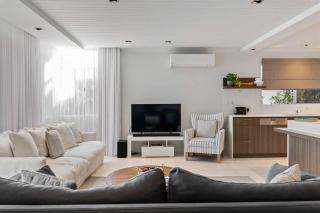 Noosa Hill Apt views pool with Hasting St Beach - 5