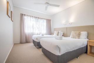 The Outlook Views Pool & Walk to Main Beach - 3