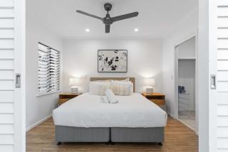 Immaculate Riverside Apartment With Heated Pool - 8
