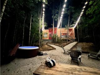 Boxcar Cabin - Hot Tub Fire Pit Train-Theme Stay - 9