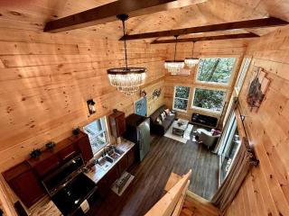 Boxcar Cabin - Hot Tub Fire Pit Train-Theme Stay - 7