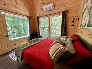 Boxcar Cabin - Hot Tub Fire Pit Train-Theme Stay - 6