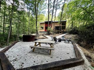 Boxcar Cabin - Hot Tub Fire Pit Train-Theme Stay - 5