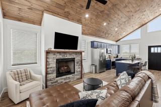 Date Night Cabin - Romantic Sauna Views Hot Tub - 9