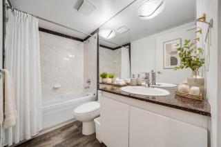 Modern 3BR in Downtown Vancouver Prime Burrard Location - 4