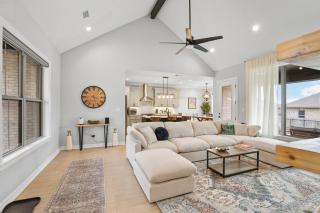 Modern Comfort Cozy 3BR Family Home in Longview - 1