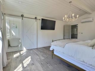 Serene 5BR Farmhouse Retreat in Shoreline Perfect for Gathering & Relaxing - 3