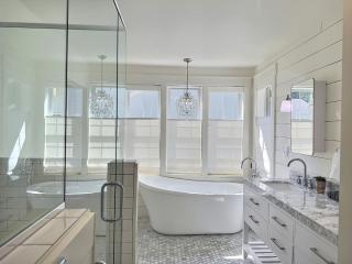 Serene 5BR Farmhouse Retreat in Shoreline Perfect for Gathering & Relaxing - 7