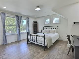 Serene 5BR Farmhouse Retreat in Shoreline Perfect for Gathering & Relaxing - 6