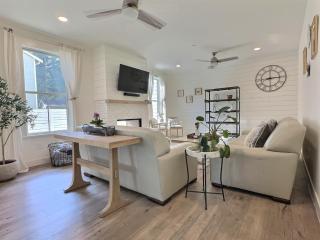 Serene 5BR Farmhouse Retreat in Shoreline Perfect for Gathering & Relaxing - 3