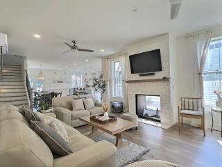 Serene 5BR Farmhouse Retreat in Shoreline Perfect for Gathering & Relaxing - 0