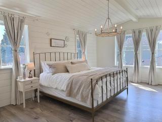 Serene 5BR Farmhouse Retreat in Shoreline Perfect for Gathering & Relaxing - 9