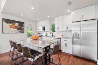 Luminous Renovated Cottage Near Downtown - 2