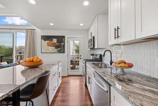 Luminous Renovated Cottage Near Downtown - 7