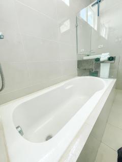 Mactan Newton Retreat WiFi Hot Water Smart TV - 4