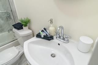 Chicago 2BR City Escape with Optional Parking Near McCormick Place, Navy Pier, Shedd Aquarium, and Millennium Park - 1