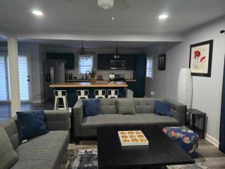 Remodeled Home King Bed 6 beds - 9