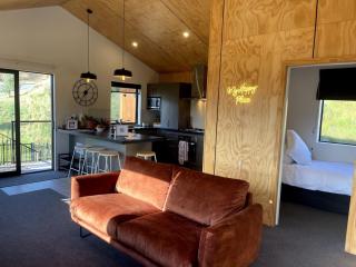 Luxury, Modern Apartment-King Bed-Weber BBQ-Garage - 9