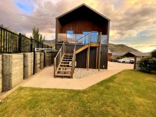 Luxury, Modern Apartment-King Bed-Weber BBQ-Garage - 5