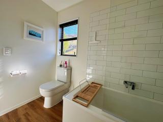 Luxury, Modern Apartment-King Bed-Weber BBQ-Garage - 3