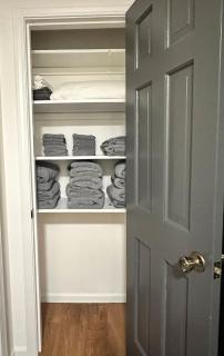 Contractor/Family Hub-3 Living Areas - Sleeps Many - 4