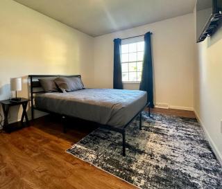 Contractor/Family Hub-3 Living Areas - Sleeps Many - 3
