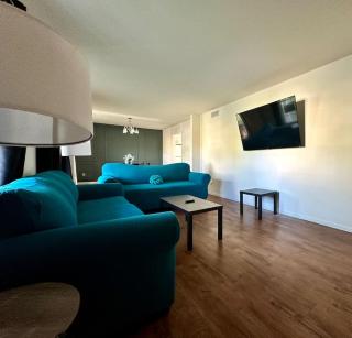 Contractor/Family Hub-3 Living Areas - Sleeps Many - 9