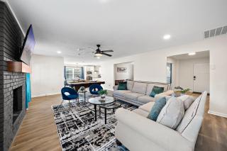 Houston Stay Game Room BBQ Yard Sleeps 16 - 5
