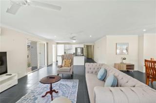 Comfortable 4BR Coomer Escape Close to Everything - 9