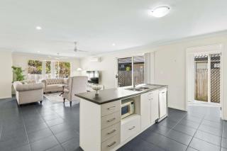 Comfortable 4BR Coomer Escape Close to Everything - 2