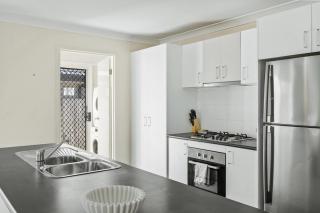 Comfortable 4BR Coomer Escape Close to Everything - 1