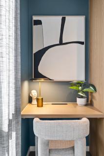 Bright 1-Bed Apartment with Skyline Views - 7