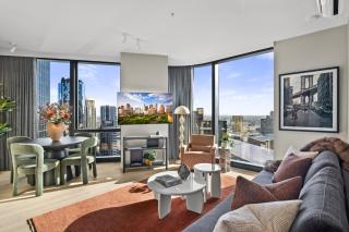 Bright 1-Bed Apartment with Skyline Views - 5
