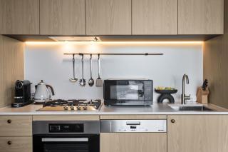 Bright 1-Bed Apartment with Skyline Views - 4