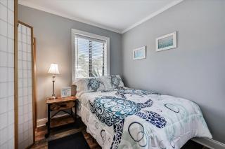 Cozy Holiday Hideaway Sleeps 4 Steps to the Beach Renovated - 0