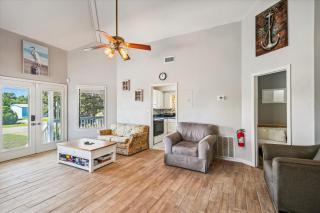 Grand Oaks - 2 Bedroom1 Bath Private Home. Dog Friendly - 7