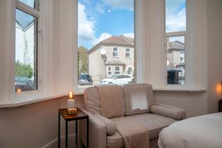 The Ivory Suite- Stylish Central Croydon Apartment - Pass the Keys - 8