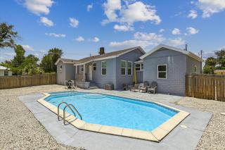 Blue Cove Retreat - 3 Bedroom wPrivate Pool. Sleeps 6. Quiet Community Close to Fishing Marinas. - 8