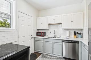 Blue Cove Retreat - 3 Bedroom wPrivate Pool. Sleeps 6. Quiet Community Close to Fishing Marinas. - 2