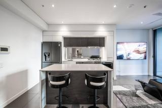 Noir Reverie - 1BR Designer Apt by the River with Parking - 8