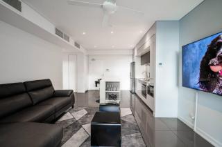 Noir Reverie - 1BR Designer Apt by the River with Parking - 4