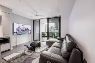 Noir Reverie - 1BR Designer Apt by the River with Parking - 0