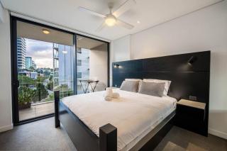 Noir Reverie - 1BR Designer Apt by the River with Parking - 3