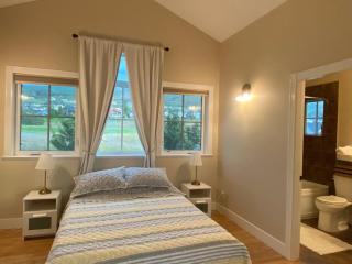 Lakeview Peaceful 2BR Stay in Beautiful Kelowna - 2