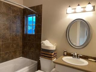 Lakeview Peaceful 2BR Stay in Beautiful Kelowna - 4