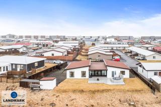 Peaceful Villa with Ocean View - Entire Home -Near KEF Airport - 8