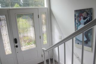 Bright 3 bedroom home with full kitchen, fenced backyard, sports court and free parking - 7