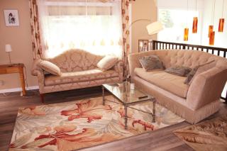 Bright 3 bedroom home with full kitchen, fenced backyard, sports court and free parking - 8